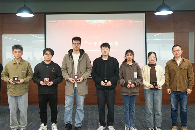 1730698292652318B2A0.jpg 4-頒發(fā)一年青徽章2 .jpg