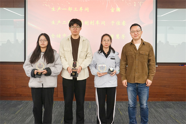 1730698298607350CA8D.jpg 4-頒發(fā)一年青徽章3.jpg