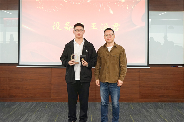 1730698304562339DF5D.jpg 4-頒發(fā)一年青徽章4.jpg