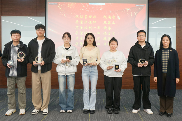 1730698310517371F7C9.jpg 4-頒發(fā)一年青徽章5.jpg