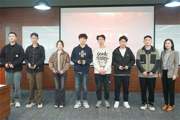 1730698315985427pBEC.jpg 4-頒發(fā)一年青徽章6 .jpg