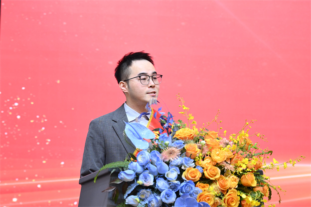 17373339172787164A87.jpg 12.2鄒鴻.jpg