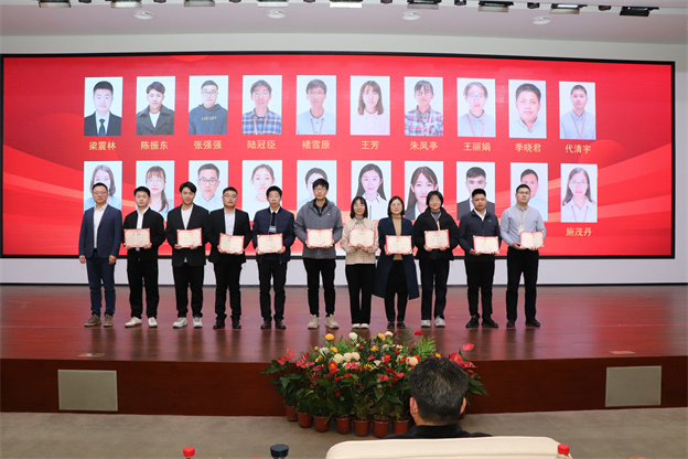 17373390321404555899.jpg 優(yōu)秀員工.jpg